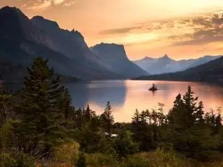 На изображении может находиться дерево растение пихта Abies природа на улице хвойная вода и гора