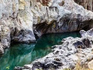 На изображении может находиться природа на улице пещера гора и скала