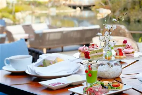 На изображении может находиться Еда Еда Кондитерские изделия Сладости Блюдо Мебель для ресторана Глазурь Торт Десерт Крем и сливки