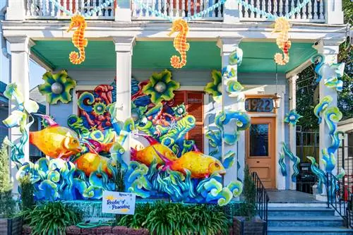 Царство Посейдона, также созданное Krewe of Red Beans, имеет подводную тему с блестящей морской жизнью.