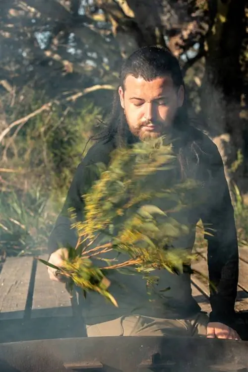 Гид проводит церемонию курения в кракани луми.