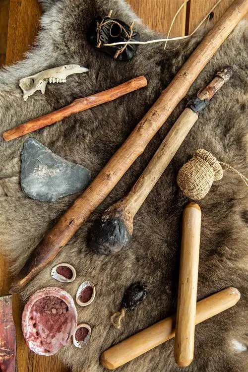 Культурные ценности, такие как охристые ватные палочки и водонос из водорослей.