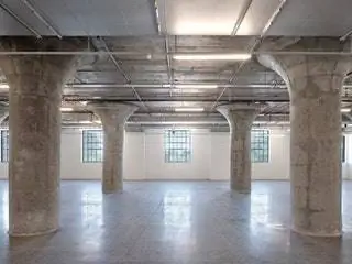 На изображении может находиться в помещении Этаж Здание Жилье Комната Пол Лофт Подвал Бетон и архитектура