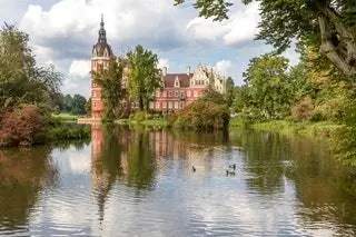 На изображении может находиться природа вода на улице архитектура здание замок форт земля ров и пруд На изображении может находиться природа вода на улице архитектура здание замок форт земля ров и пруд