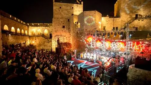 Традиция встречается с рок-н-роллом на Святой Земле