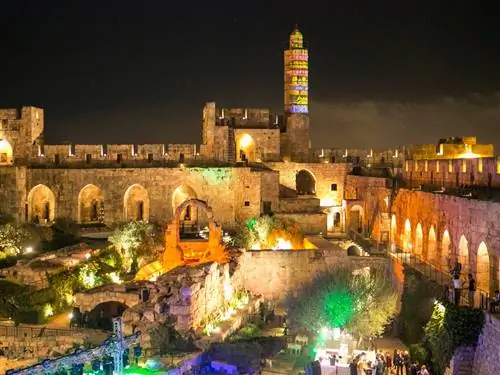 Это изображение может содержать Город Городской Городской Город Архитектура Центра Города Человек Освещение Купол и Метрополис