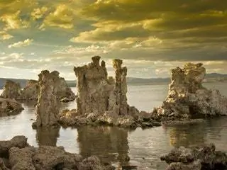 Это изображение может содержать искусство и живопись скалы на открытом воздухе.