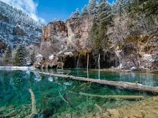 Это изображение может содержать Природа На открытом воздухе Ель Пихта Растение Гора Вода Лед и дикая природа