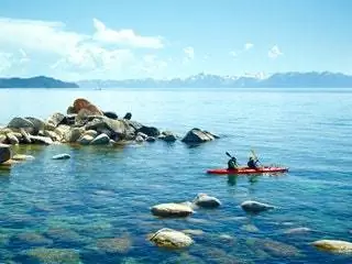 На изображении может находиться автомобиль транспорт каноэ каяк гребная лодка человек птица и животное