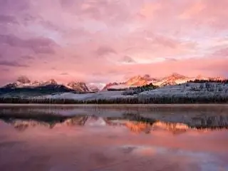 На изображении может находиться природа на улице гора вода горный хребет ель пихта растение и лед