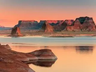 Это изображение может содержать искусство и живопись на плато горы Меса на открытом воздухе.