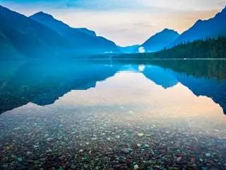 На изображении может находиться природа на улице вода озеро пейзаж горный хребет и гора