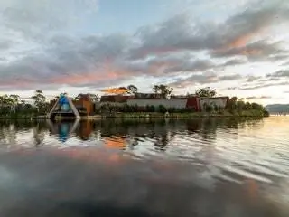 На изображении может находиться вода Природа на улице Архитектура здания Пейзаж набережной Панорамный пейзаж и отель