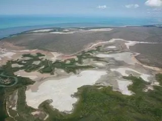 На изображении может находиться на улице Природа Земля Океан Вода Море Береговая линия Пейзаж Пейзажи Побережье Вид с воздуха и пляж
