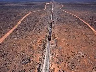 Это изображение может содержать грунтовую дорогу, гравий, грунтовую дорогу, транспорт, железнодорожный путь, железную дорогу и железную дорогу.