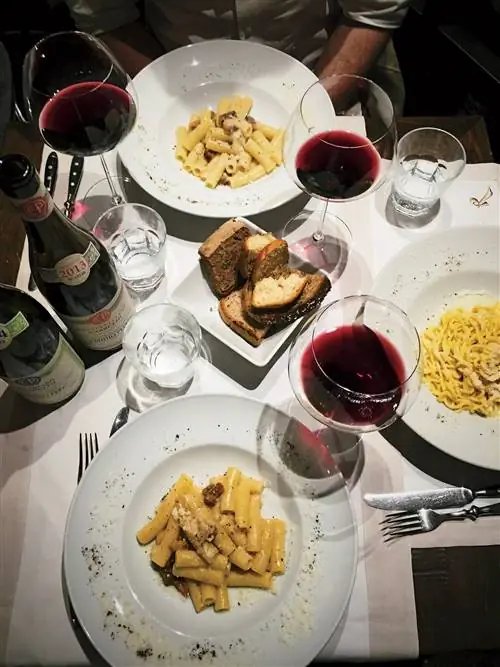 На изображении может находиться напиток алкоголь вино напиток красное вино человек бутылка и стакан