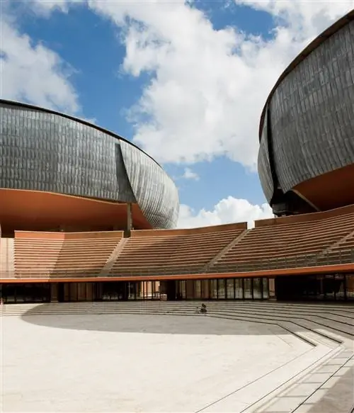 Изображение может содержать архитектурное здание и конференц-центр.