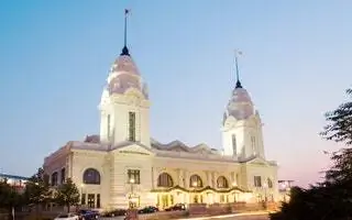 На изображении может находиться архитектура здание башня город город центр города городской шпиль шпиль купол транспорт и автомобиль