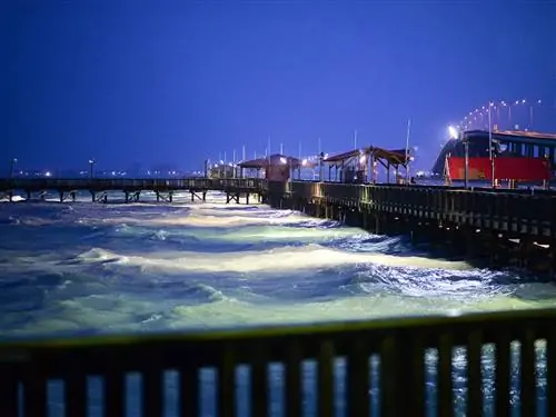 На изображении может находиться перила на воде перила на набережной пристань порт пирс транспортное средство поезд перила и перила