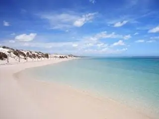 Это изображение может содержать Береговая линия Вода На открытом воздухе Природа Океан Море Земля Побережье Пляж Мыс Пейзажи и пейзажи