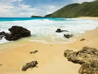 На изображении может находиться Береговая линия Вода Земля На улице Природа Океан Море Мыс Побережье Пляж и песок