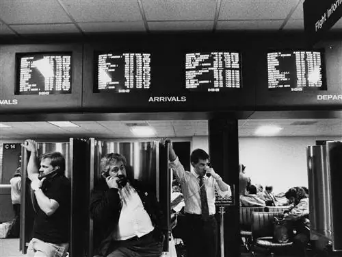 Изображение может содержать человека и терминал