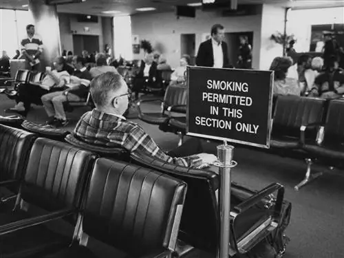 На изображении может находиться человек, сидящий на мебели и стуле