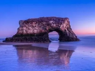 На изображении может находиться Береговая линия Вода На улице Природа Океан Sea Cove Coast Cave Promontory and Cliff