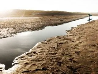 Это изображение может содержать наземный свет и блики.