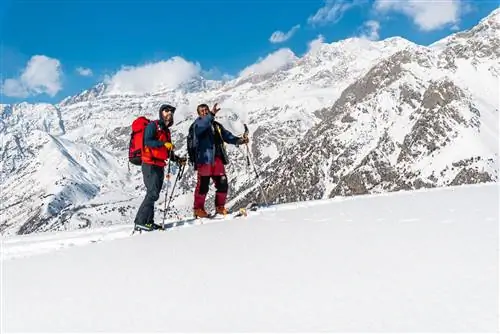 Владелец Northeast Mountaineering и гид Кори Фицджеральд вместе с местным гидом «Волк», как он указывает.