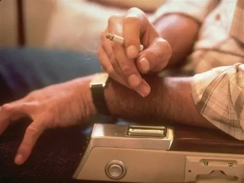 Изображение может содержать палец и руку человека