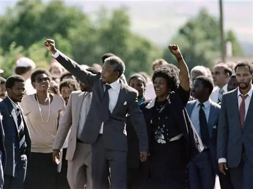 На изображении может находиться человек Аксессуары для галстуков Аксессуар для толпы Аудитория Пальто Костюм Одежда Пальто и одежда