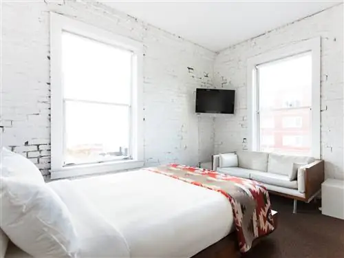 На изображении может находиться комната в помещении мебель для спальни кровать дизайн интерьера комната в общежитии электроника монитор и экран