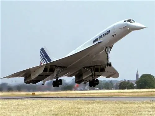 На изображении может находиться транспортное средство самолет взлет самолета аэропорт и аэродром