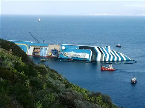 На изображении может находиться транспортное средство водное транспортное средство судно лодка паром и вода