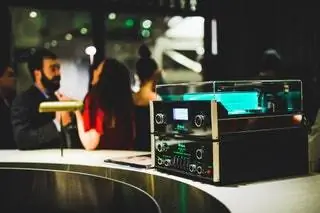 Изображение может содержать человека и человека