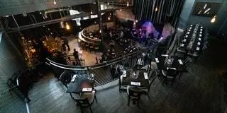 На изображении может находиться ресторан человек ресторанный дворик еда в помещении дизайн интерьера кафетерий и кафе