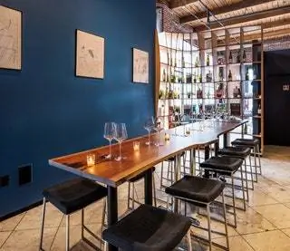 На изображении может находиться мебель стул для паба деревянная барная стойка ресторан и твердая древесина