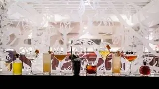 На изображении может находиться стеклянный бокал, напиток, коктейль, алкоголь и напитки