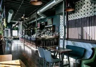 На изображении может находиться мебель стул ресторан паб деревянная барная стойка и кафе