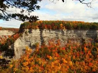 Это изображение может содержать природа на открытом воздухе, скалы, растения, плато, горы и деревья.