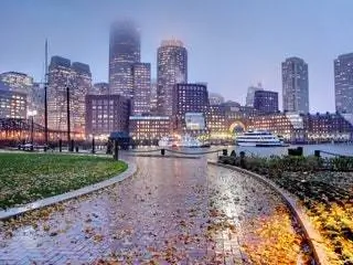 На изображении может находиться городской город здание город центр города мегаполис транспорт транспорт лодка и высотное здание