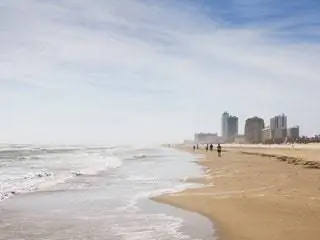 На изображении может находиться Береговая линия Вода Океан На улице Природа Море Человек Пляж Побережье и песок На изображении может находиться Береговая линия Вода Океан На улице Природа Море Человек Пляж Побережье и песок