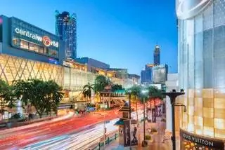 На изображении может находиться Road City Town Urban Building Metropolis Downtown Architecture Office Building and Freeway На изображении может находиться Road City Town Urban Building Metropolis Downtown Architecture Office Building and Freeway
