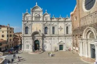 Падение и восстание Рима Tour Campo SS. Джованни и Паоло