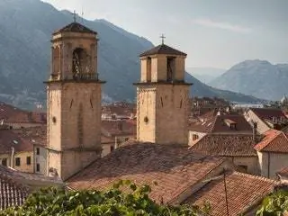 Это изображение может содержать башню на крыше и архитектуру.