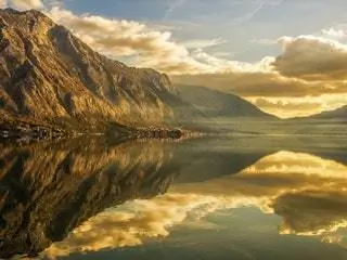 На изображении может находиться природа на улице горный хребет горный пейзаж солнечный свет свет вспышка небо и вода