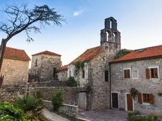 Это изображение может содержать Дорожка Дорожка Каменная плита Архитектура Башня Шпиль Здание Шпиль Тротуар и Тротуар