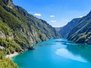 На изображении может находиться природа вода на улице гора озеро береговая линия пейзаж океан море дерево растение и горный хребет