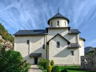 На изображении может находиться растение трава крыша здание архитектура купол шпиль шпиль и башня